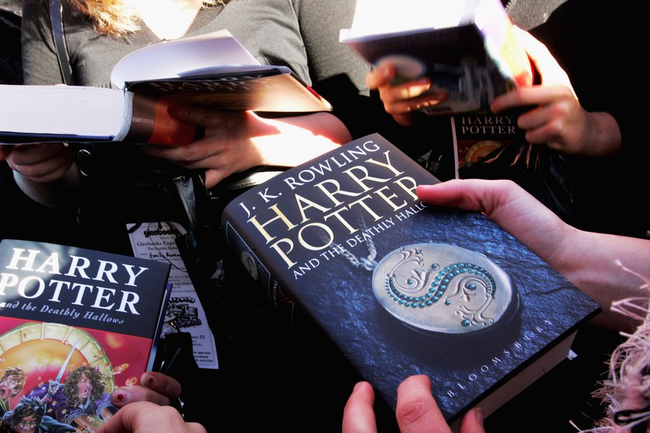 Fotografija: Princ Charles vnukom prebira knjige o Harryju Potterju. FOTO: Guliver/getty Images