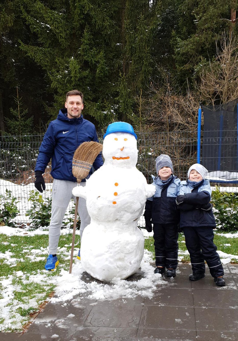 Fotografija: Nekaj dni, preden je nastal ta snežak, so Žvižejevi fantje na domači trati veselo brcali žogo.