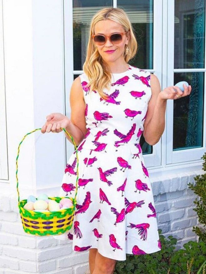 Reese Witherspoon otrokom tradicionalno skrije pirhe po vrtu.