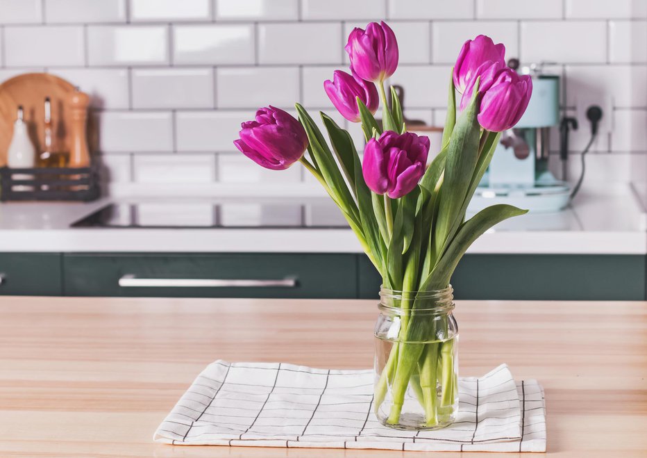 Fotografija: Z nekaj triki vas bodo tulipani v vazi razvajali dlje. FOTO: Thinkstock