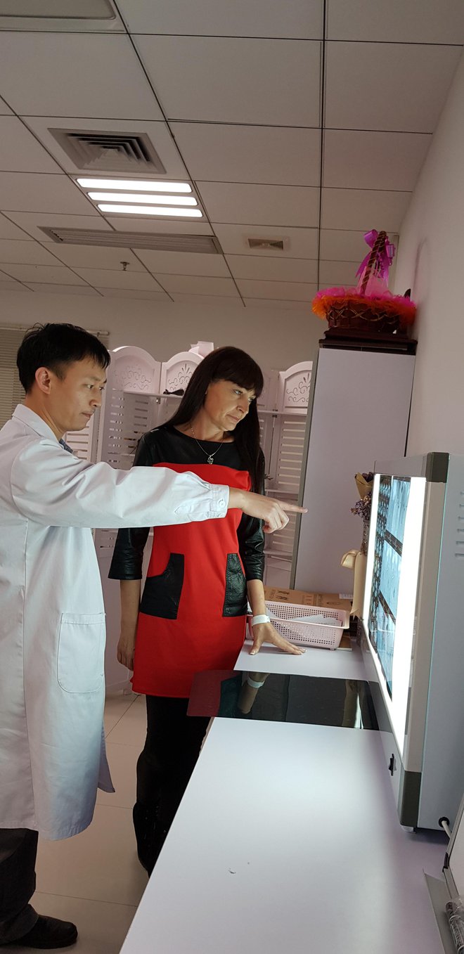 Kitajski onkolog Li Kun in Suzana pred začetkom terapij