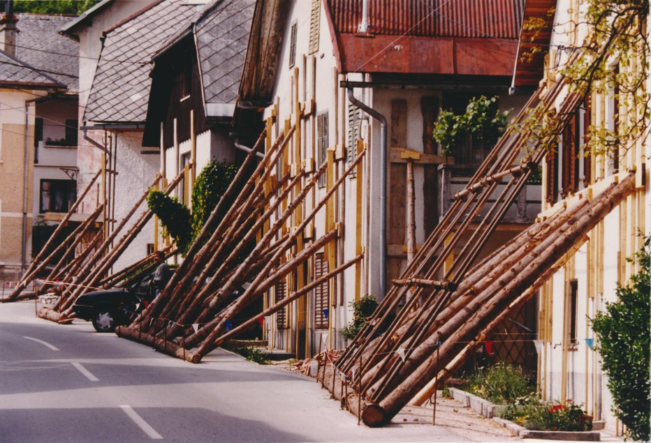 Fotografija: Posledice velikonočnega potresa v Bovcu leta 1998 Foto: Igor Modic