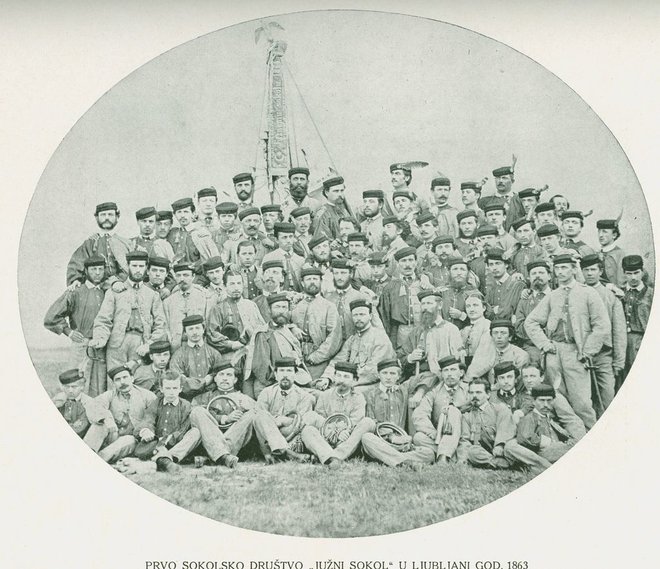 Člani Južnega sokola kmalu po ustanovitvi leta 1863<br />
FOTO: DOKUMENTACIJA DELA