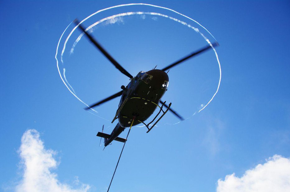 Fotografija: Ponesrečenca je odpeljal helikopter (simbolična fotografija). FOTO: GRS Tolmin
