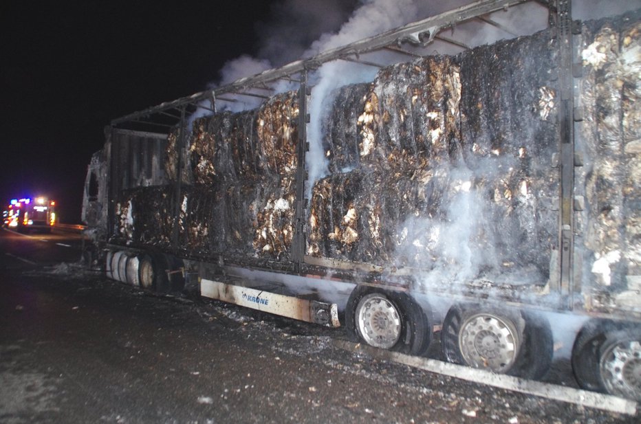 Fotografija: Tovorno vozilo je zgorelo. FOTO: PU Nova Gorica