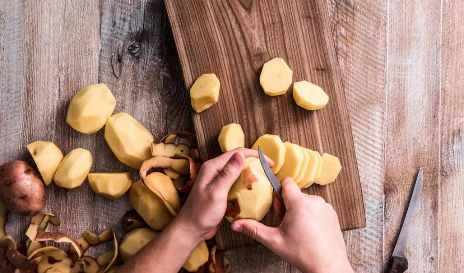Fotografija: Krompir uporabljajte le za pripravo jedi. FOTO: Shutterstock