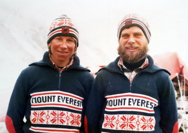 Z Andrejem Štremfljem (desno) sta leta 1979 kot prva Slovenca stopila na najvišji vrh na svetu. FOTO: osebni arhiv
