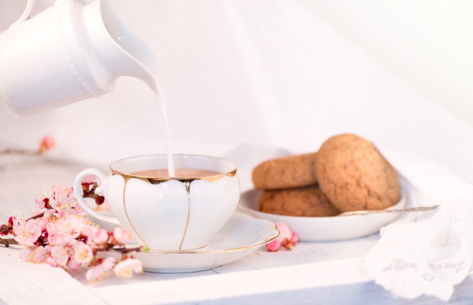 Fotografija: Tudi vi začnete dan s skodelico opojno dišeče kave? Ali imate raje čaj? FOTO: Shutterstock