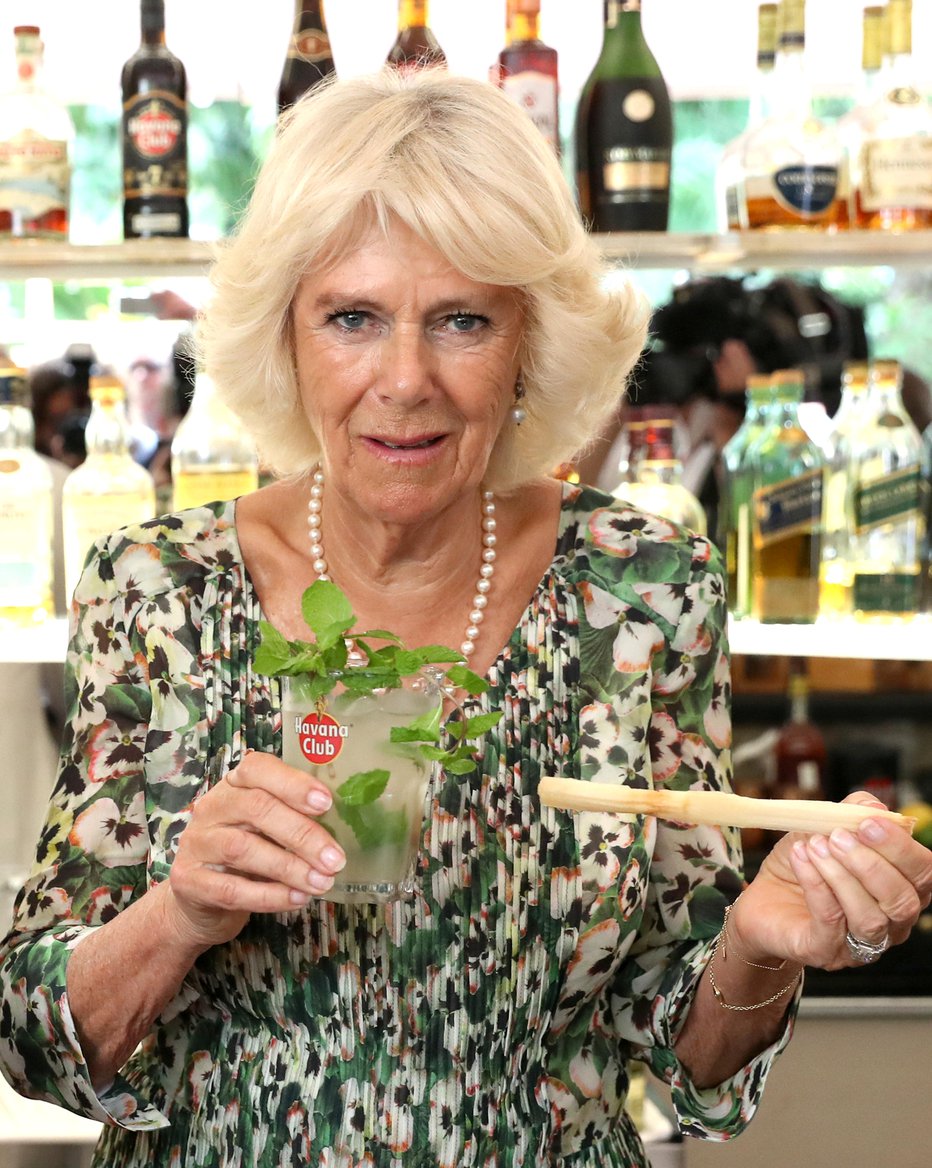 Fotografija: Britain's Camilla, Duchess of Cornwall holds a mojito as she visits a paladar called Habanera, a privately owned restaurant in Havana, Cuba March 27, 2019. Chris Jackson/Pool via REUTERS