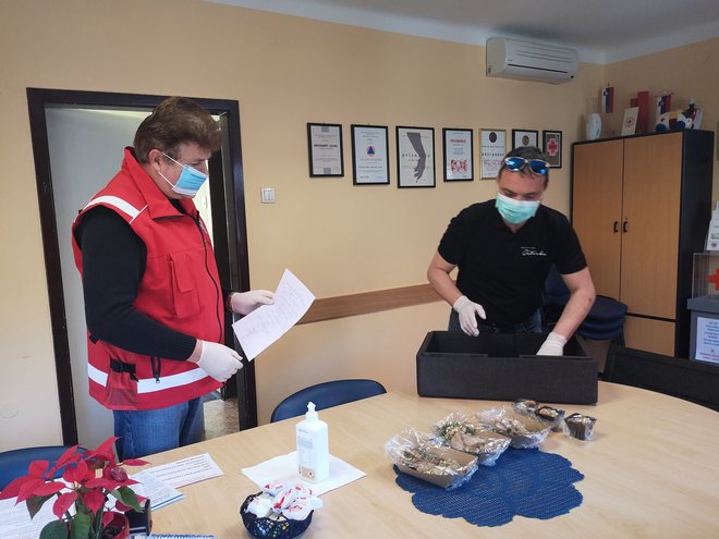 Laščan Miran Ojsteršek je s svojim menijem razveselil tudi zaposlene na Območnem združenju Rdečega križa Laško-Radeče. FOTO: Mojca Marot