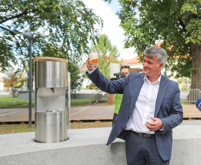 Župan Janko Kos je ponosen na fontano. FOTO: Gregor Katič
