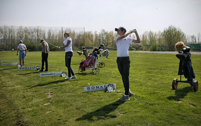 Zadnje priprave na odprtje golf igrišča Trnovo, kjer so prilagodili varnostno razdaljo med igralci golfa glede na pravila ob izbruhu koronavirusa, 19. april. FOTO: Blaž Samec, Delo