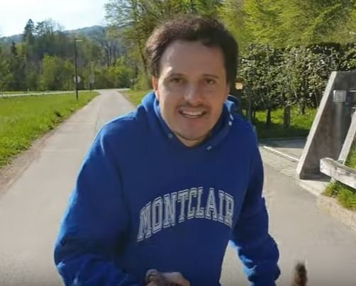 Fotografija: Modrijan Blaž Švab je v domačem kraju na sprehodu zapel pesem, zaradi katere mu je bilo nerodno. FOTO: Youtube