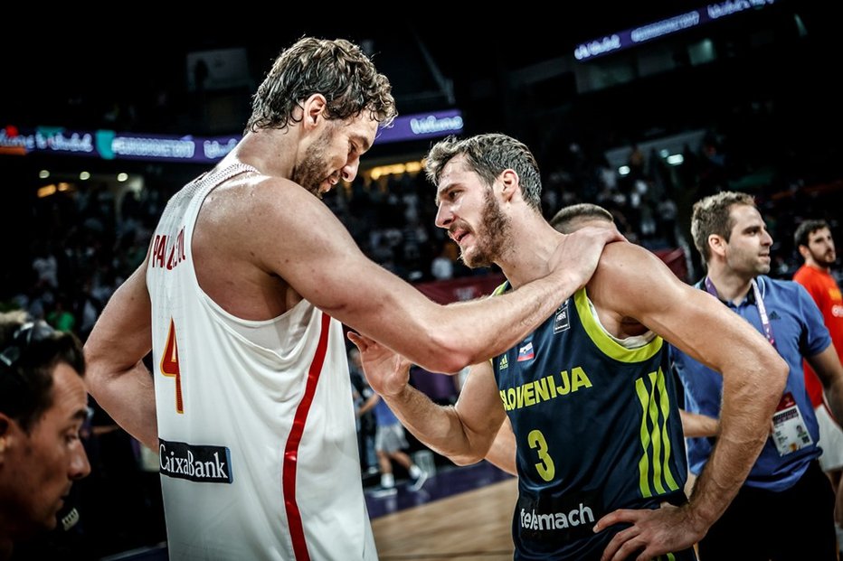 Fotografija: Pau Gasol (levo) v nasprotju z Goranom Dragićem še ni rekel zadnje reprezentančne besede. FOTO: FIBA