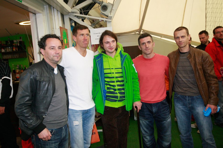 Fotografija: V svojem športnem centru Marinko Galić (drugi z desne) pogosto gosti športne prijatelje, ki se rade volje odzovejo na različne dobrodelne prireditve. FOTO: Marko Pigac