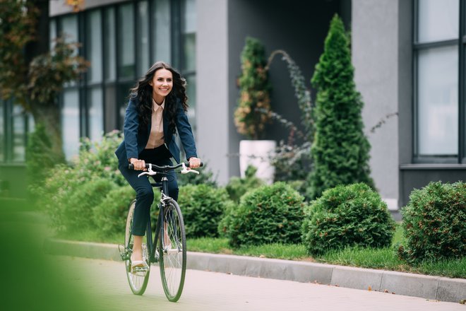 Namesto z avtom se peljite v službo s kolesom, izognili se boste gneči in se obenem pomladili. FOTO: Guliver/Getty Images