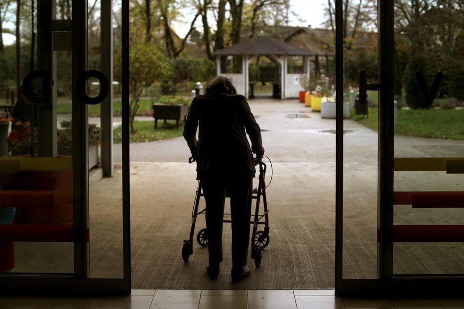 Fotografija: Domovi za starejše so žarišča naše epidemije. FOTO: Voranc Vogel