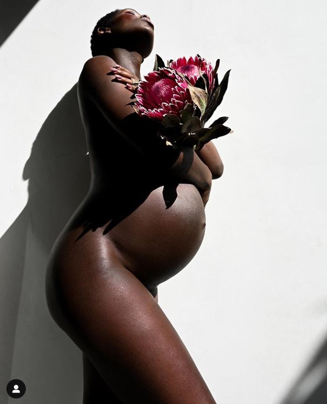 Svojega nosečega telesa ne želi pozabiti, zato se je malce pred porodom gola fotografirala. FOTO: Instagram