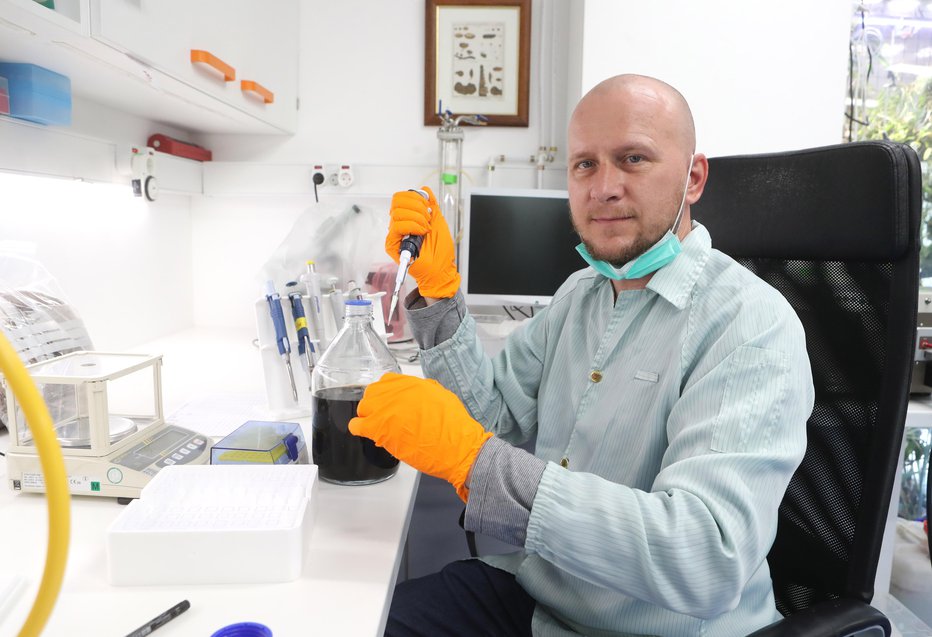 Fotografija: Dr. Andrej Gregori je v svojem laboratoriju izdelal protivirusno tinkturo. Fotografije: Dejan Javornik
