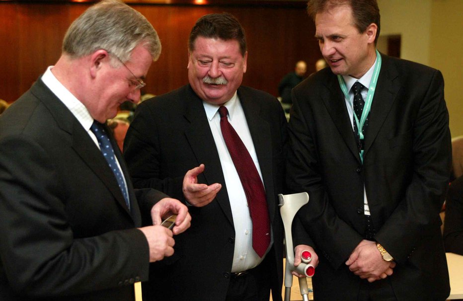 Fotografija: Marko Ilešič (v sredini) je bil vseskozi najtesnejši sodelavec Rudija Zavrla, ki ga je leta 2009 kot drugi predsednik NZS v samostojni Sloveniji nasledil Ivan Simič (desno). FOTO: Marko Feist