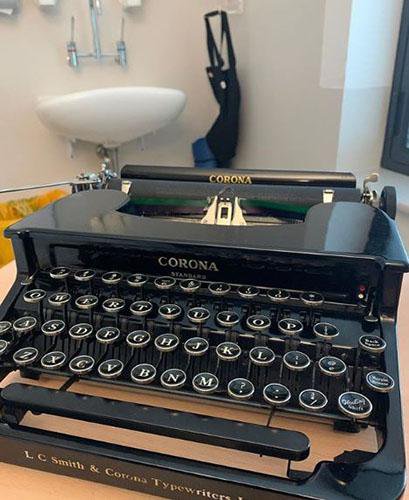 Deček je prejel v dar eleganten pisalni stroj. FOTO: Instagram