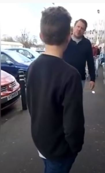 Fotografija: Oče je sina pripeljal pred trgovino, da se je opravičil. FOTO: Youtube