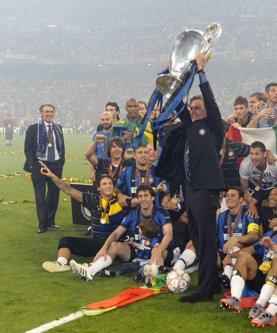 Fotografija: Nekdanji predsednik Massimo Moratti je pred desetimi leti ponosno opazoval, kako so se trener Jose Mourinho in igralci Interja veselili naslova evropskih prvakov. FOTO: Reuters