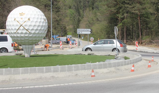 Rondo med Lescami in Bledom je še v občini Radovljica, naprej je občina Žirovnica.