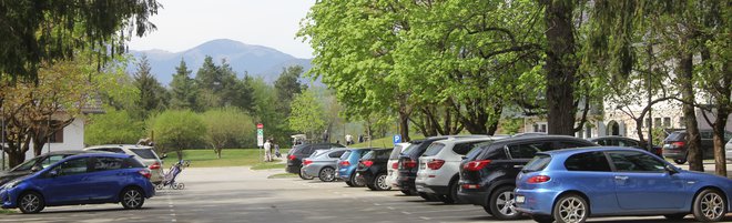 Polno parkirišče ob prvem dnevu sezone 2020