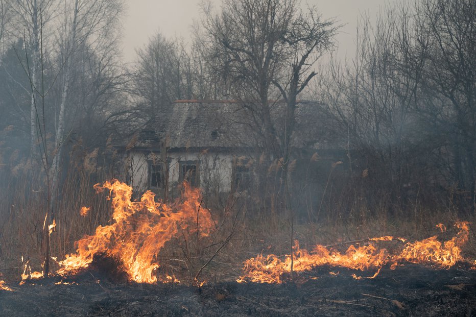 Fotografija: Gasilci so bili prvi, ki so ukrepali pred 34 leti, tudi zdaj tvegajo svoje zdravje. FOTO: Reuters