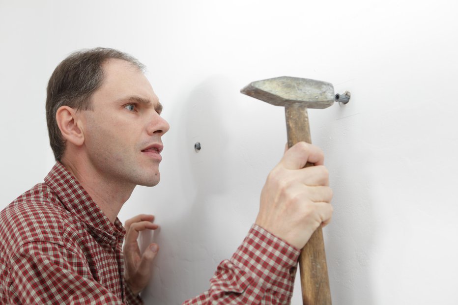 Fotografija: Vložek mora dobro tesniti, zato ga v steno zabijemo s pomočjo kladiva. FOTO: Guliver/Getty Images