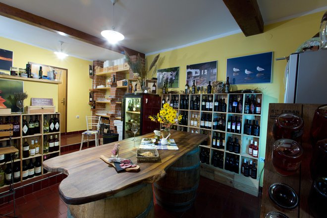 Police vinoteke se šibijo pod dobrotami Istre, ki jih lahko obiskovalci tudi preizkusijo.