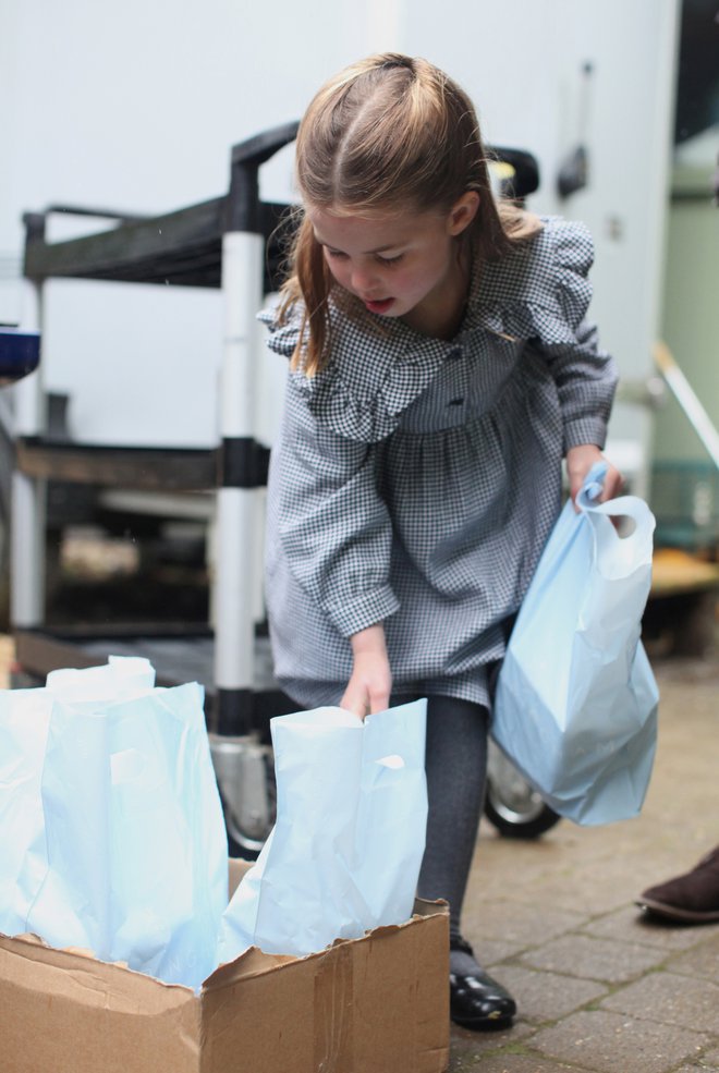 Charlotte je pomagala staršema pri dostavi hrane. FOTO: Reuters