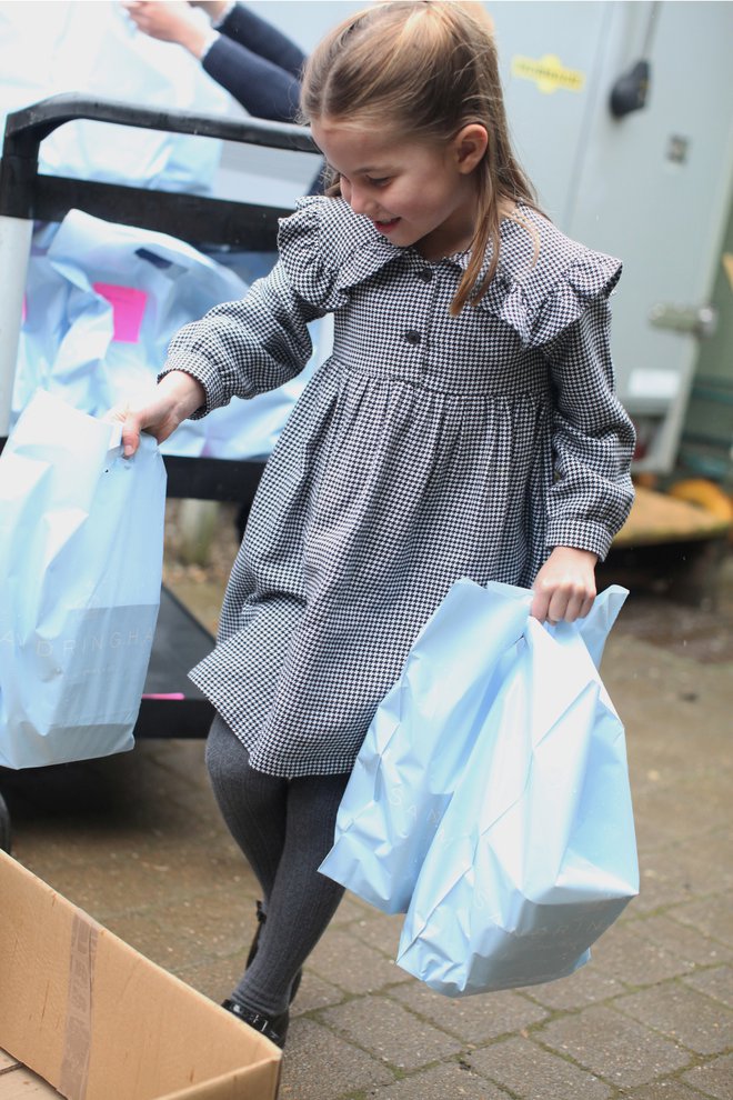 Charlotte je pomagala staršema pri dostavi hrane. FOTO: Reuters