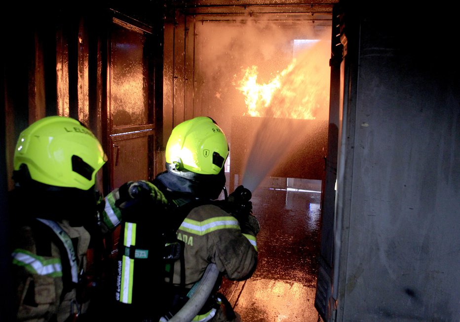 Fotografija: Požar so dokončno pogasili gasilci (simbolična fotografija). FOTO: Roman Šipić, Delo