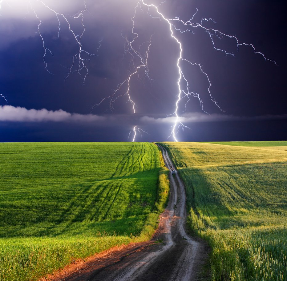 Fotografija: Ponekod že nastajajo nevihte (simbolična fotografija). FOTO: Shutterstock Photo