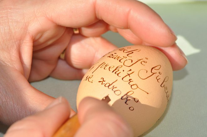 Kuhana jajca so najprej popisale z voskom. Foto: Tatjana Šalej Faletič
