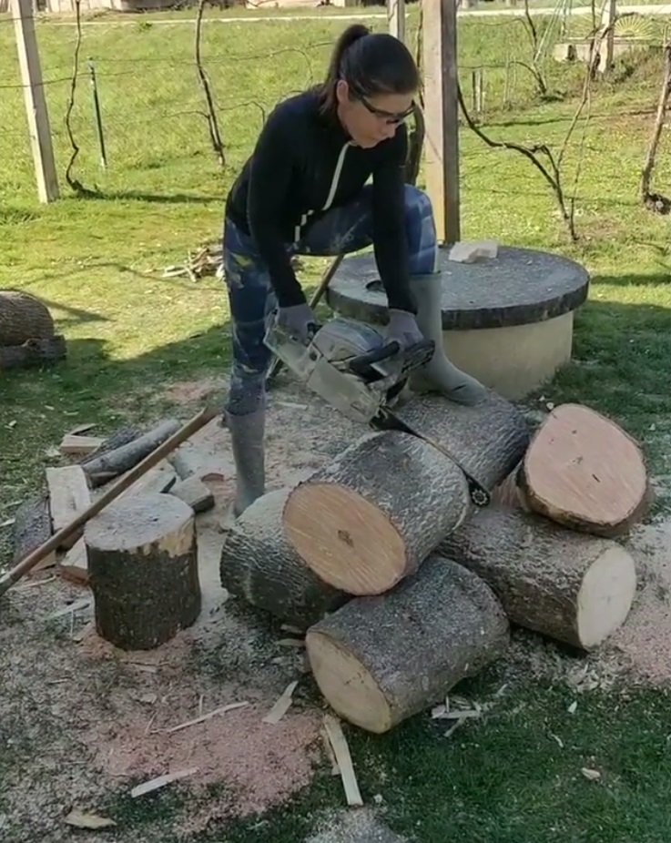 Fotografija: Lotila se je tudi gozdarskih opravil. Foto: Instagram