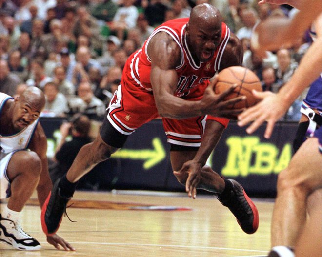 Michael Jordan v finalu lige NBA v sezoni 1997/98 proti ekipi Utah Jazz FOTO: REUTERS