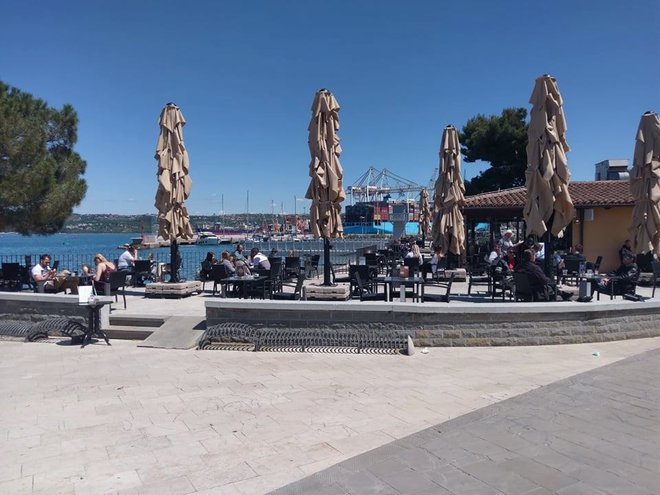 V Kopru si je več ljudi privoščilo kavo ob morju. FOTO: Bralec poročevalec