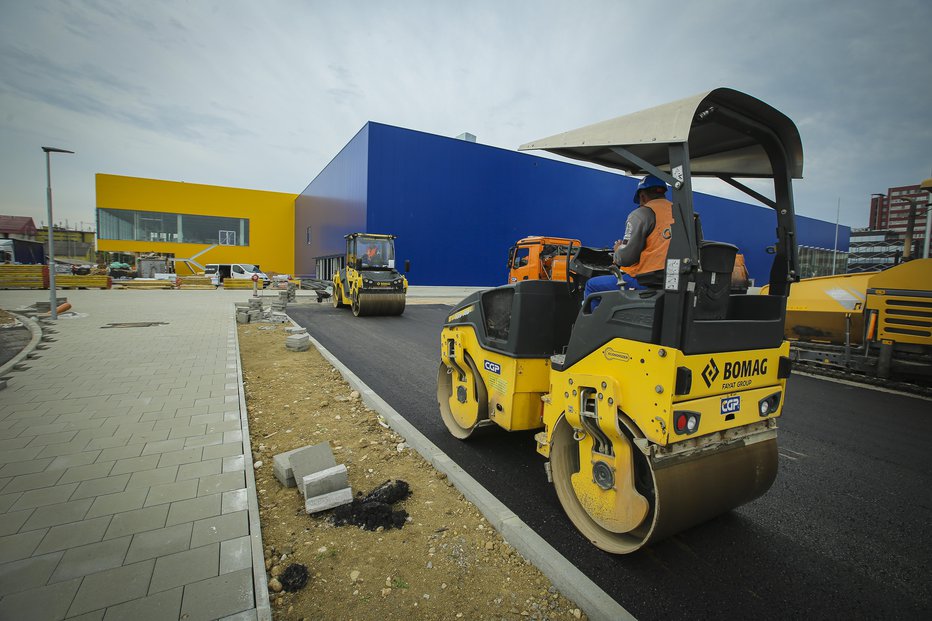 Fotografija: Gradbišče nove trgovine Ikea. FOTO: Jože Suhadolnik, Delo