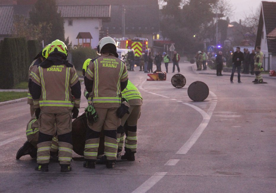 Fotografija: Po eksploziji je v Britofu sledila velika akcija. FOTO: Boštjan Fon