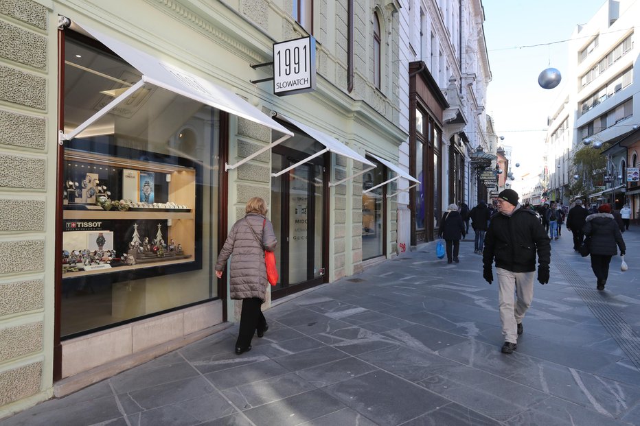 Fotografija: Udarili so v prodajalni Slowatch v Čopovi ulici v Ljubljani. FOTO: Igor Mali