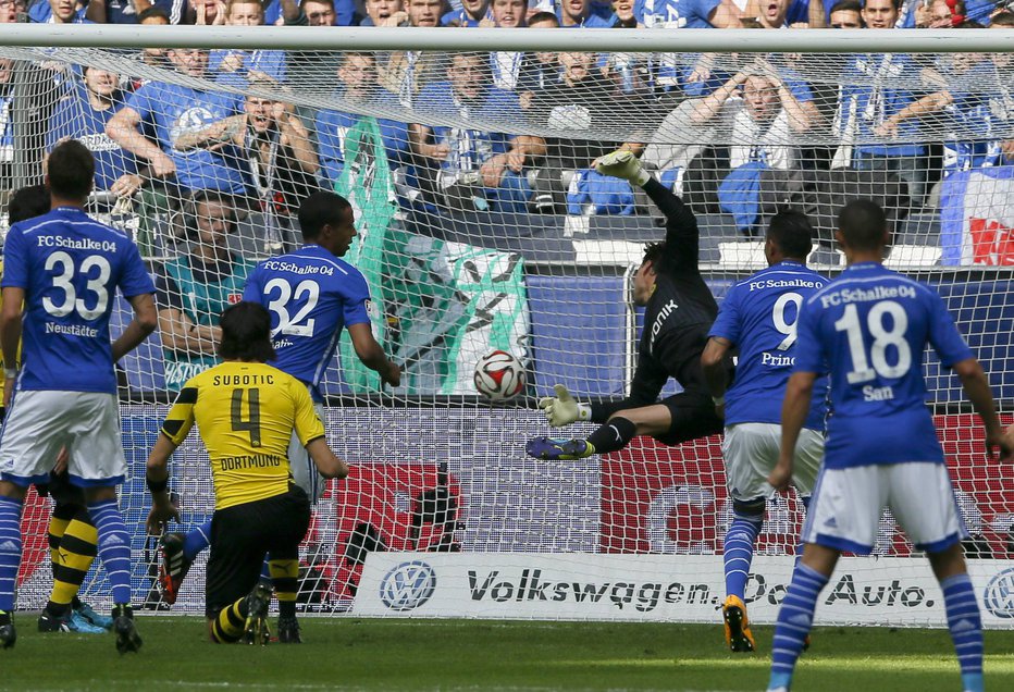 Fotografija: Derbiji rumeno-črne Borussie Dortmund in modrega Schalkeja pritegnejo posebno pozornost. FOTO: Reuters