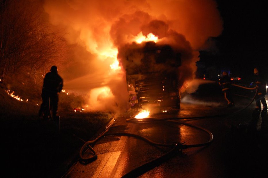 Fotografija: Zagorel je avto (simbolična fotografija). FOTO: Pgd Razdrto