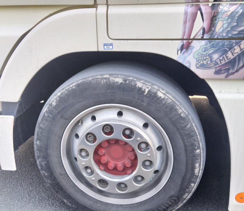 Fotografija: S takšnimi pnevmatikami se je podal na pot v tujino. FOTO: Martina, bralka poročevalka