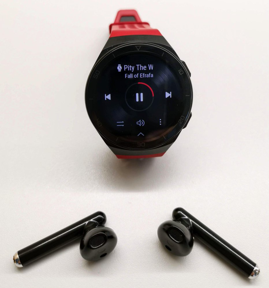 Fotografija: Na uro lahko naložimo glasbo in se povežemo z brezžičnimi slušalkami freebuds.