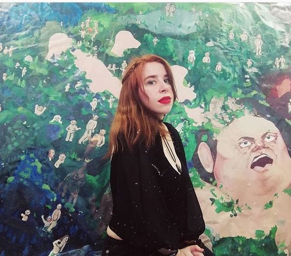 Sara Zidarić v objektivu s svojim umetniškim delom. FOTO: Instagram, posnetek zaslona