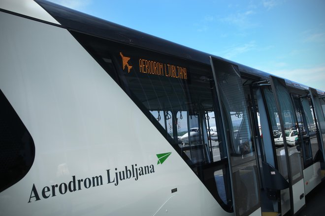 Tudi na avtobusih za prevoz potnikov bodo omejili število potnikov. FOTO: Jure Eržen, Delo