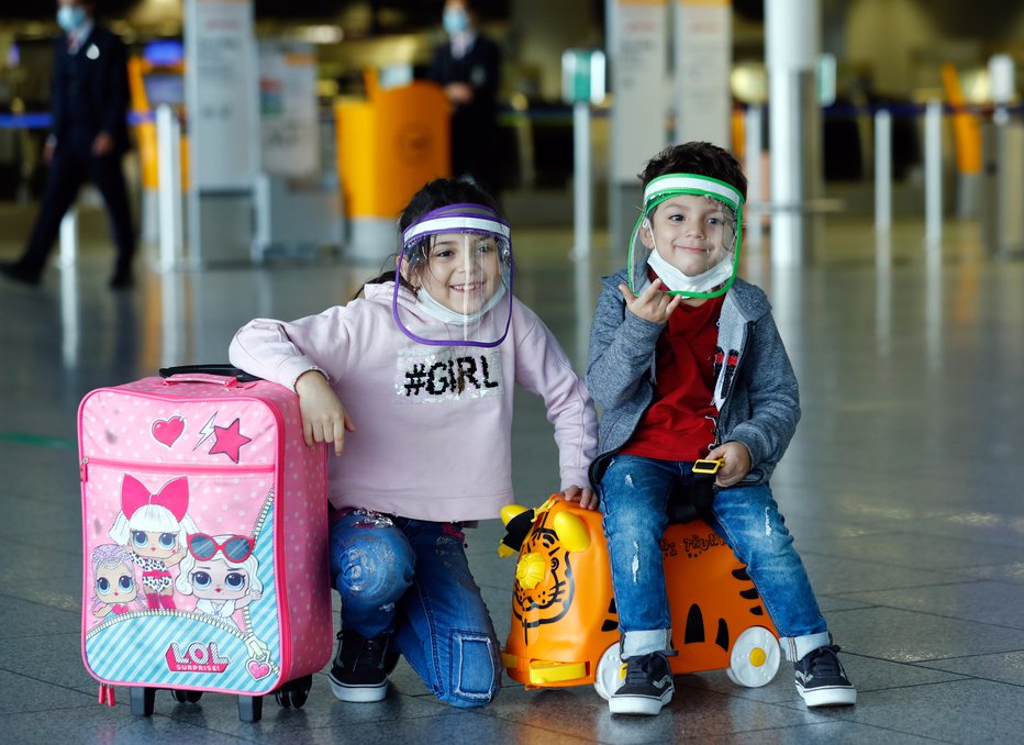 Fotografija: Mlada potnika na letališču v Frankfurtu. FOTO: Reuters